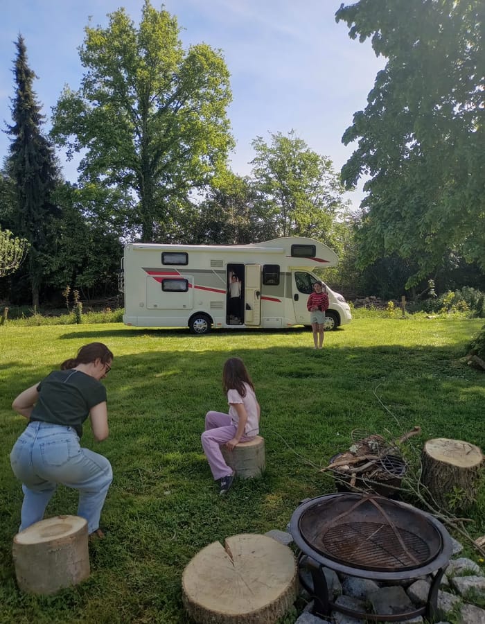 En famille autour du feu